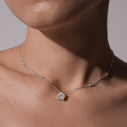 2 carats round pendant